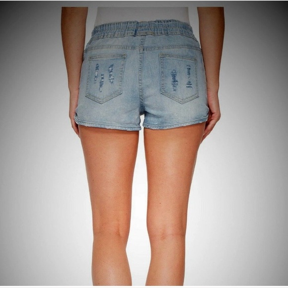 ROMEO + JULIET COUTURE flower patch Embridered Jean shorts with drawstrings - Picture 3 of 7